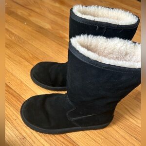Classic Ugg shearling lined black boots. Girl’s 4. Inner zipper. 10” tall Nice!